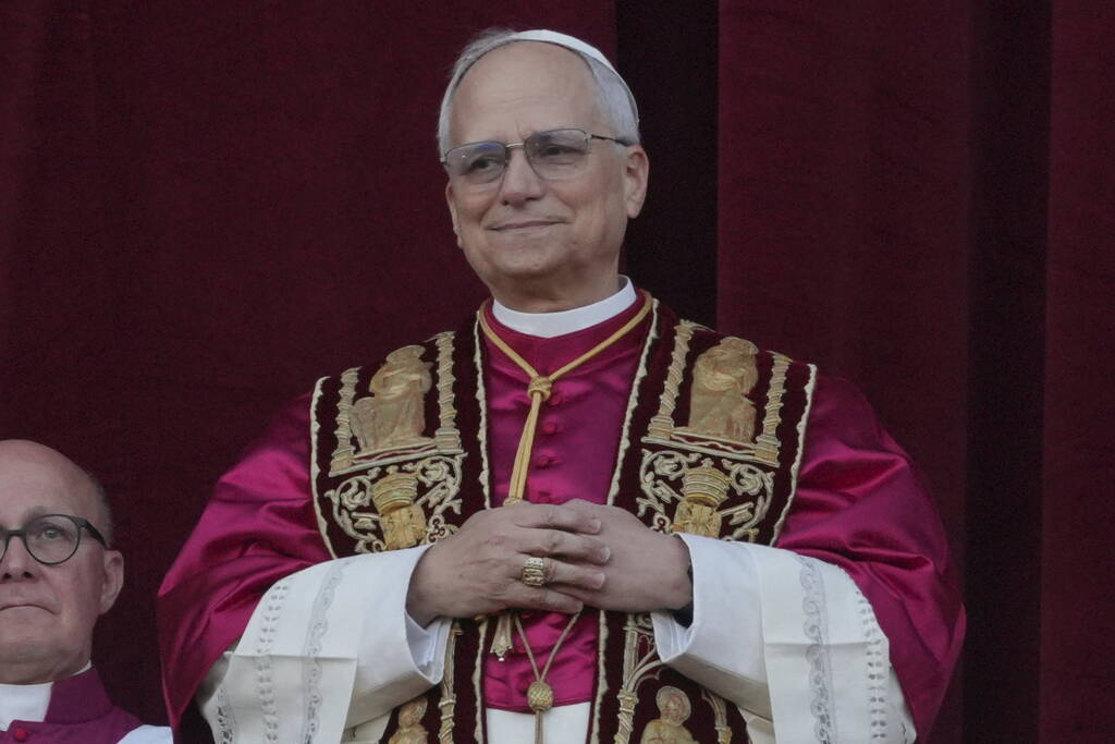 CORRECTS TO LEO, NOT LEONE - Newly elected Pope Leone XIV appears at the balcony of St. Peter's Basilica at the Vatican, Thursday, May 8, 2025. (AP Photo/Andrew Medichini)